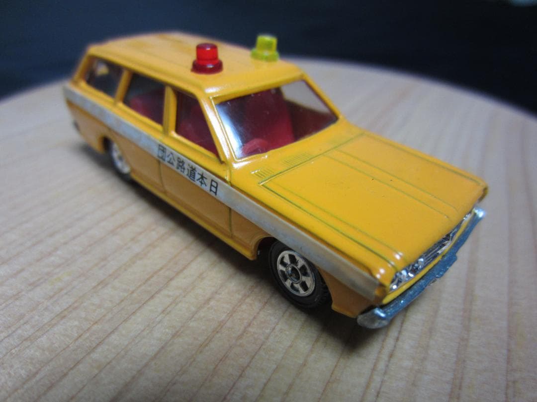 黒箱トミカ／日本道路公団パトカー／ 日産セドリックバン（２Cホイール）