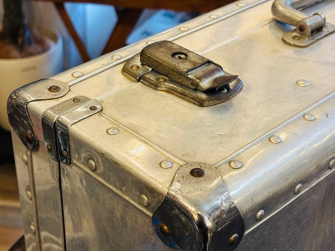 ヴィンテージ　トランク　金属製　取手も金属　シルバー　アタッシュケース　高級
