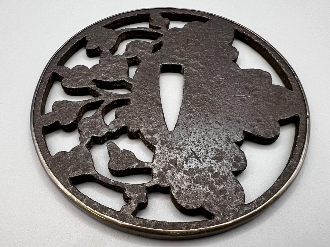 【海】室町時代　大振り　鉄地　桐花透　甲冑師鍔　鐔　銀枠　刀装具　専用箱付