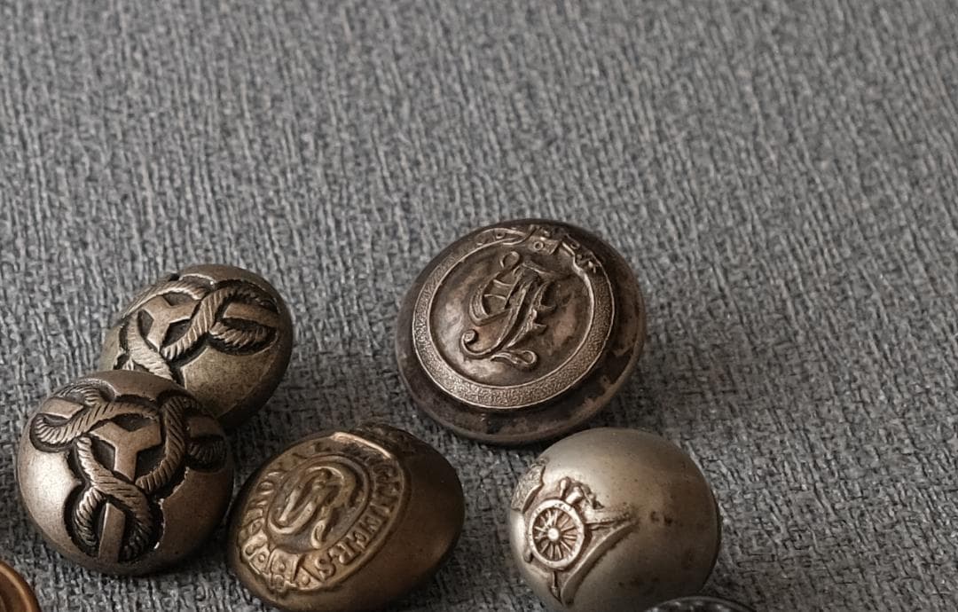 14 イギリス系アメリカ人のヴィンテージボタン紋章（手芸素材／手芸用品）