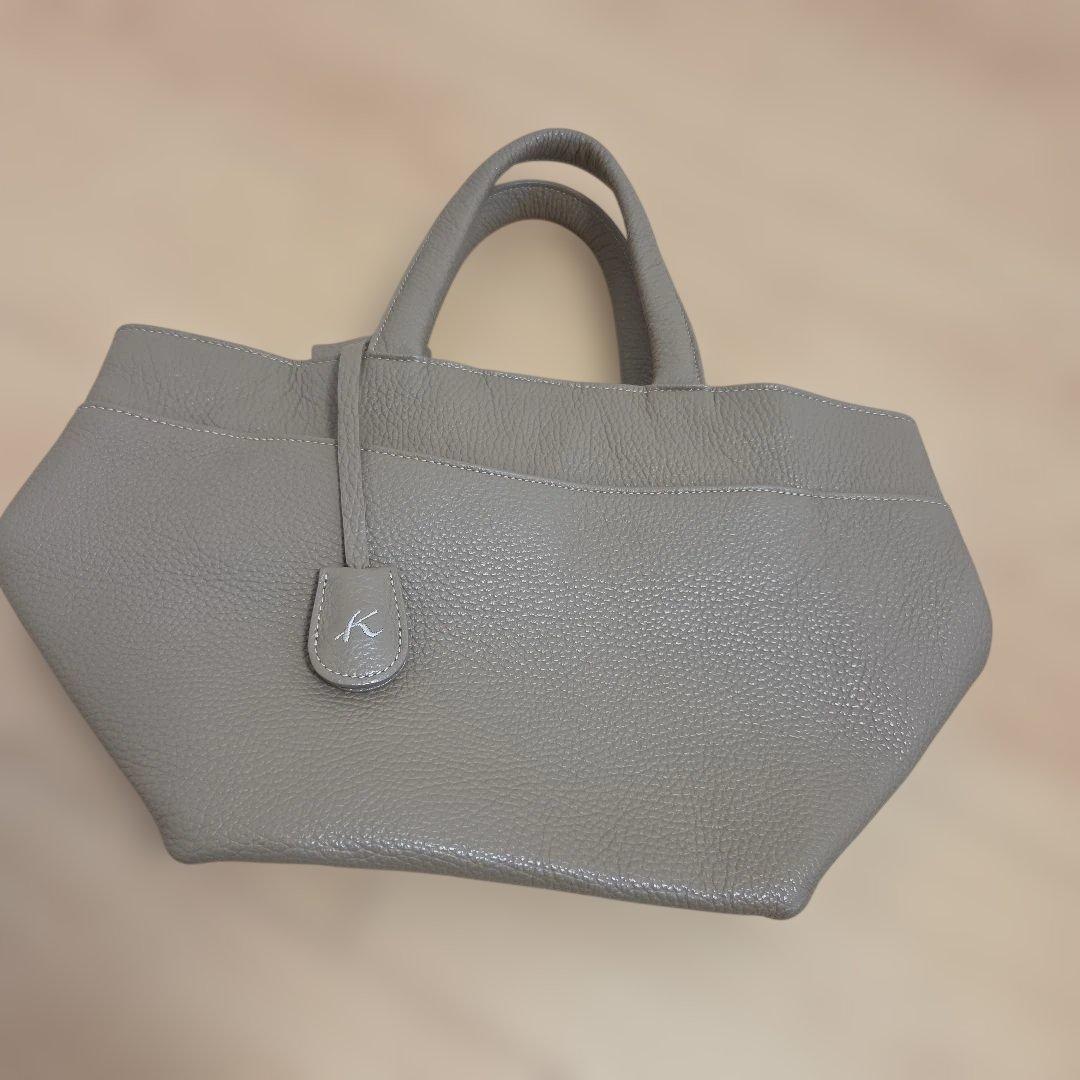 キタムラ　グレージュ レザー トートバッグ Kのロゴ