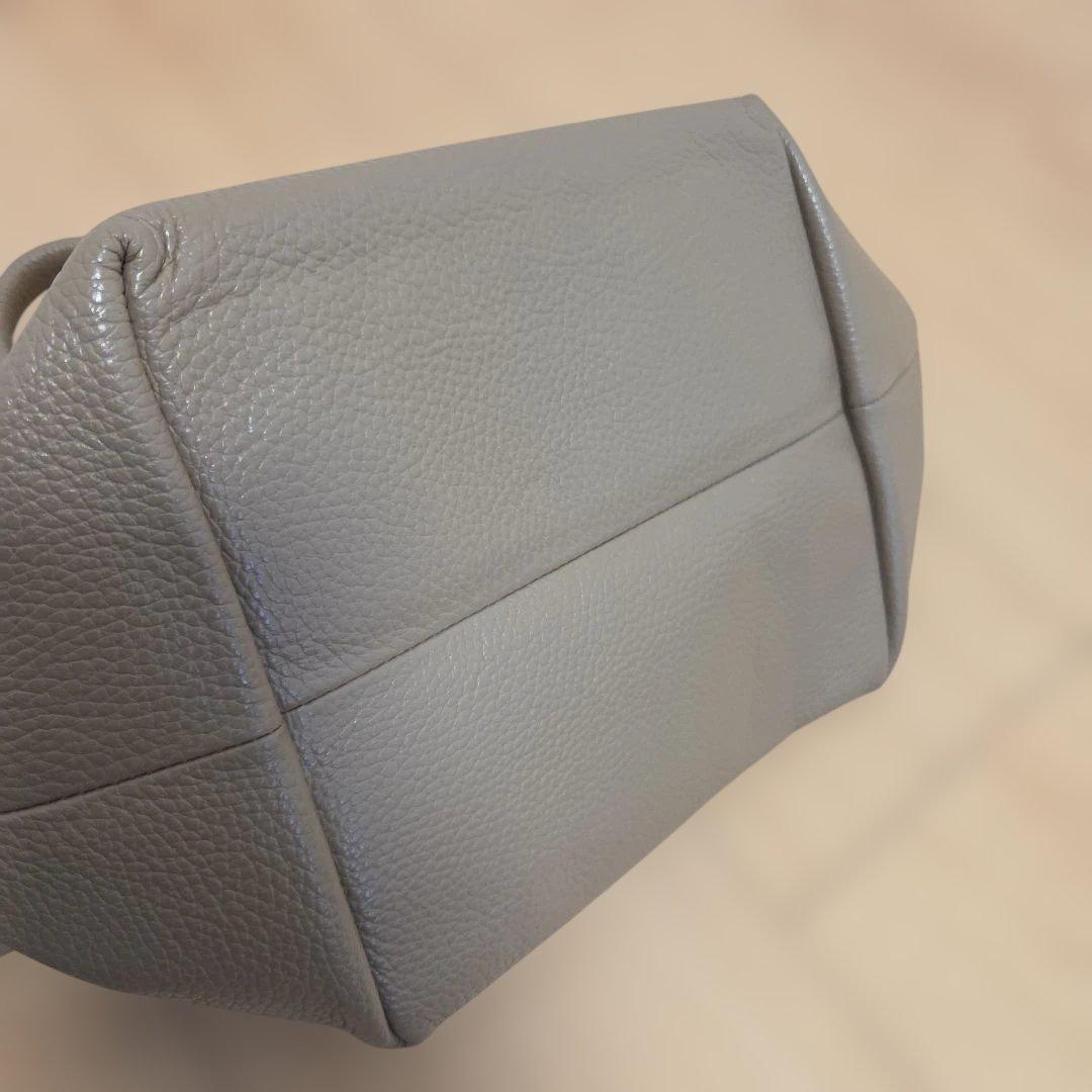 キタムラ　グレージュ レザー トートバッグ Kのロゴ