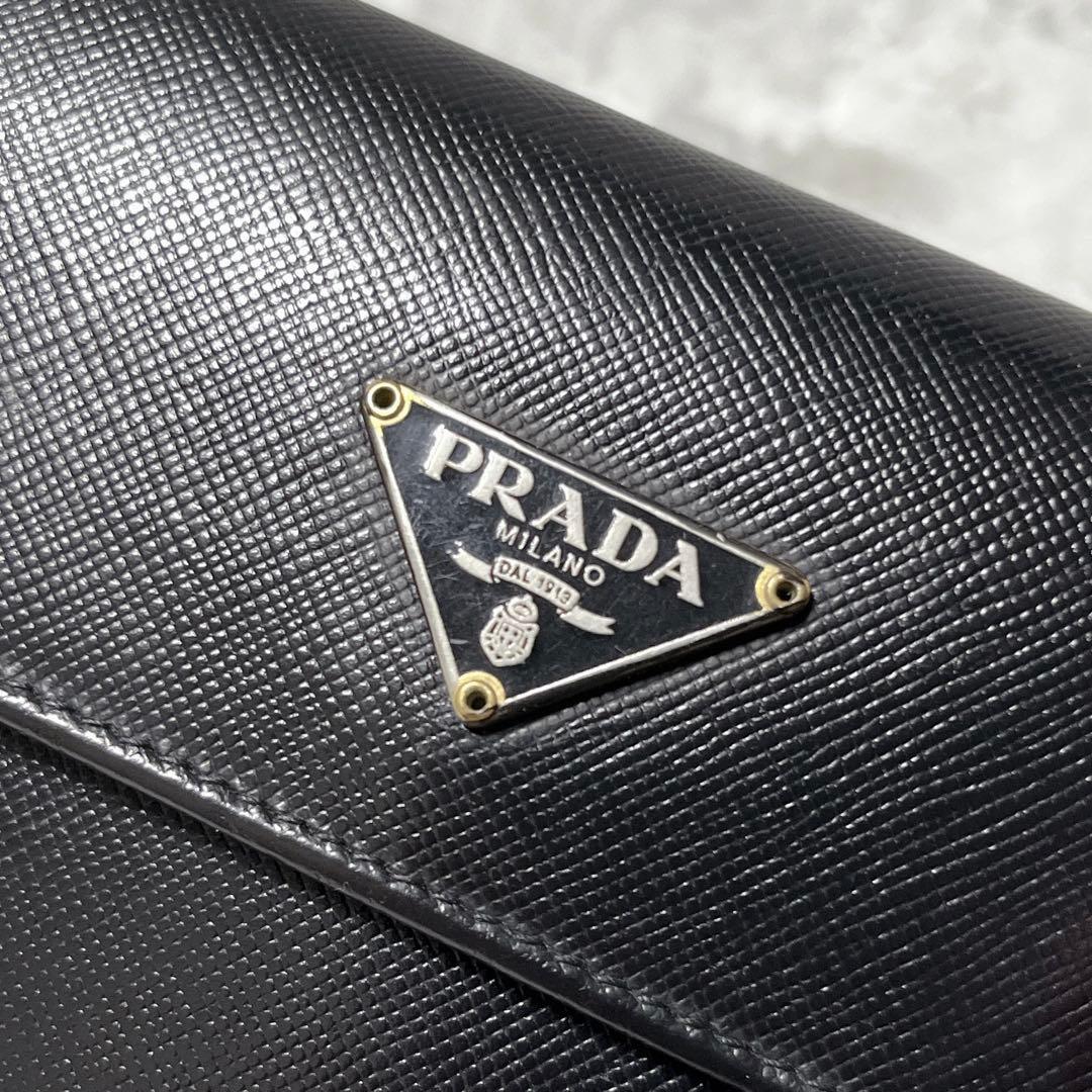美品✨プラダ　三つ折り財布　サフィアーノ　レザー　三角ロゴ　プレート　ブラック