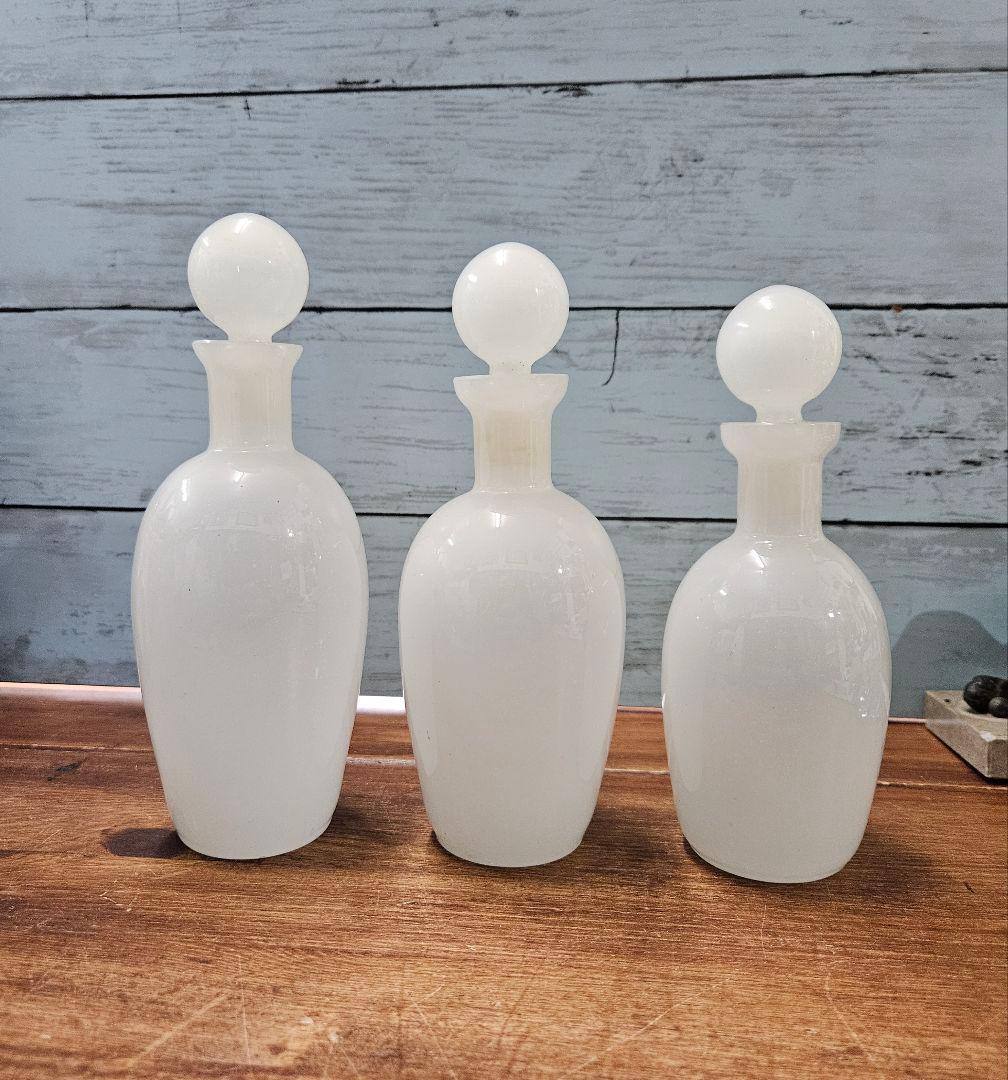フランスアンティーク オパリンガラスの香水瓶 3本セット ボトル 蓋付き 花瓶