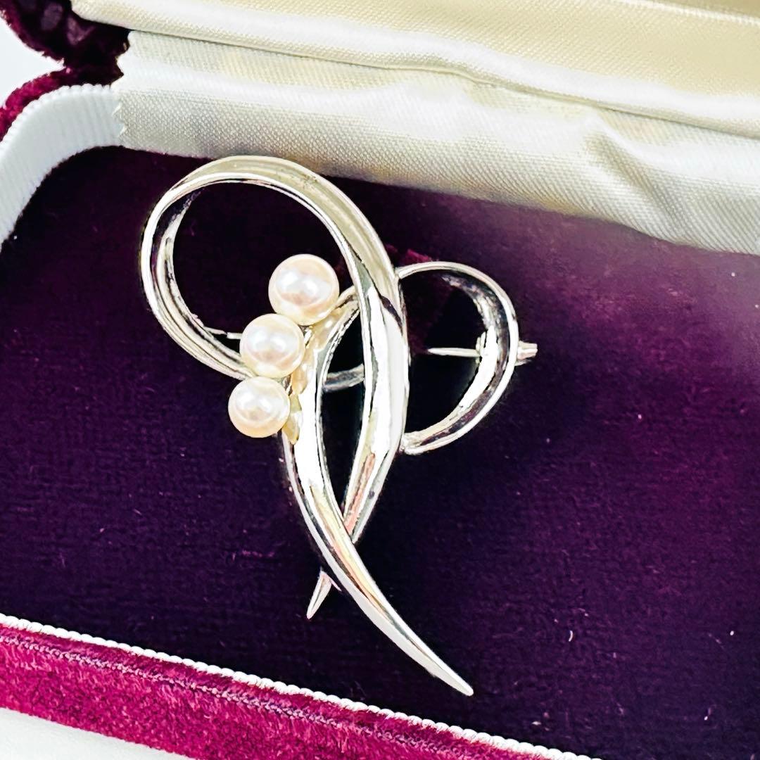 タサキ パール付きシルバーブローチ　コサージュ　アクセサリー　ロゴ