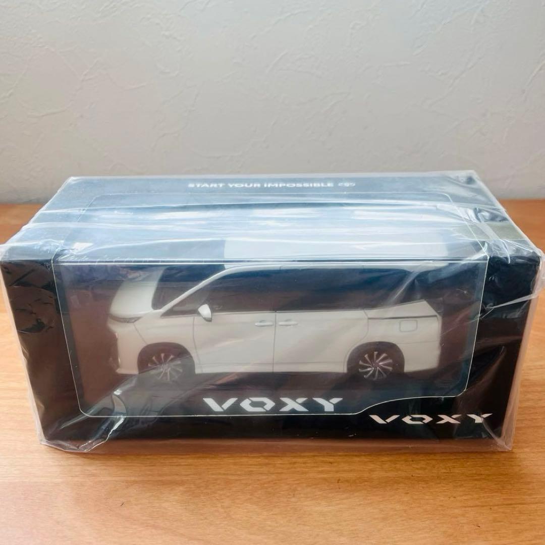 トヨタ ヴォクシー カラーサンプル 1/30スケール ミニカー ホワイトパール