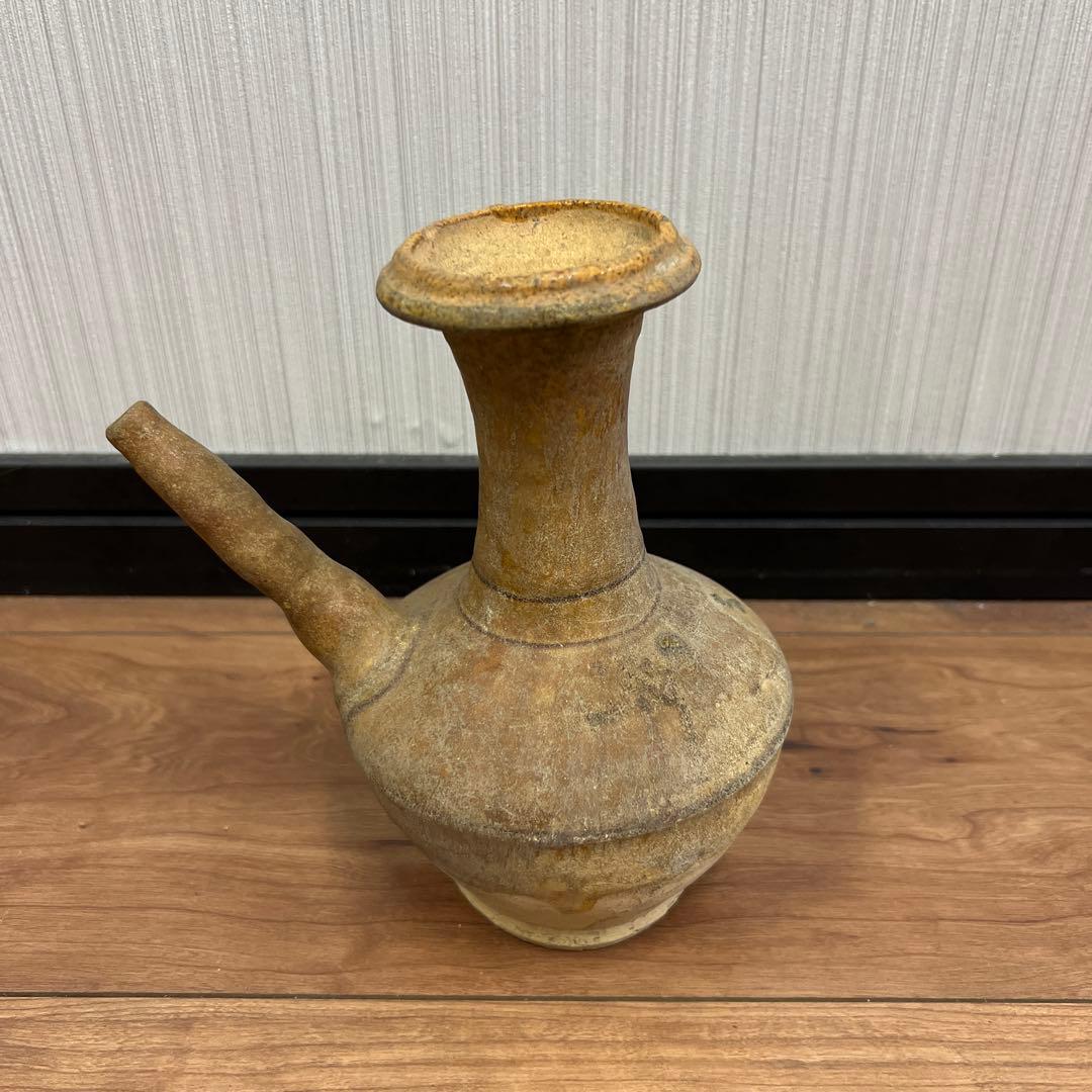 陶器の壺 土色 細長い口