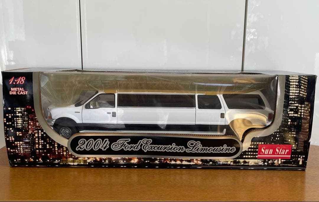 ミニカー 2004 Ford Excursion Limousine 1/18