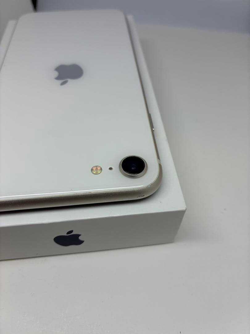 【美品】iPhone SE3 64G スターライト　SIMフリー　新品バッテリ