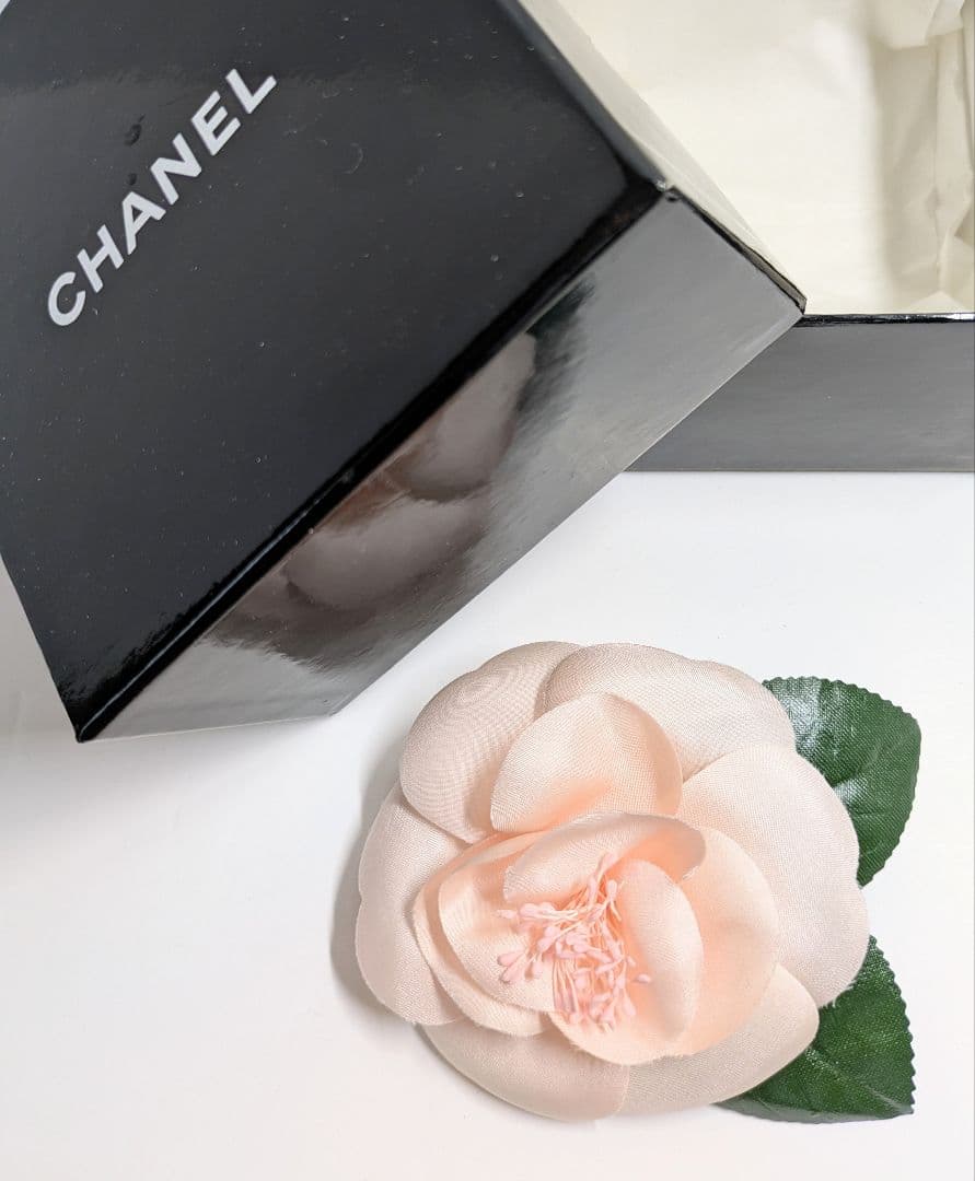 CHANEL シャネル　カメリアブローチ ピンク＆グリーン　箱付き