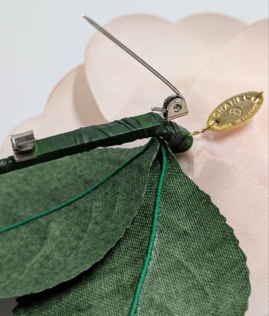 CHANEL シャネル　カメリアブローチ ピンク＆グリーン　箱付き