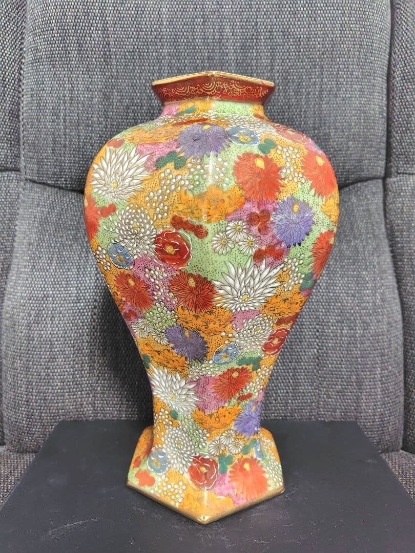 色絵金彩 花詰六角花瓶　薩摩　丸十字島津家家紋