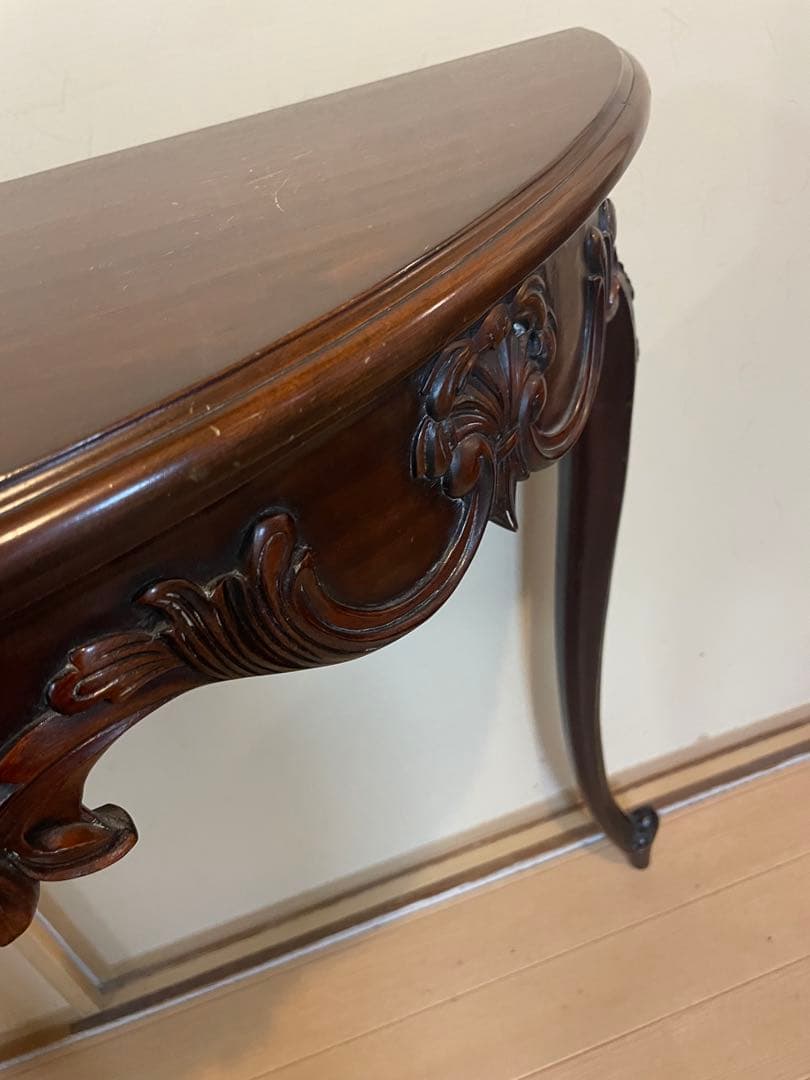 彫刻付き木製半月型テーブル