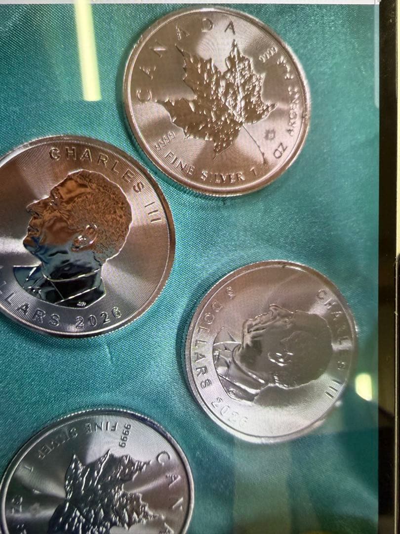 チャールズ3世5ドル銀貨とカナダメイプルリーフ銀貨セット