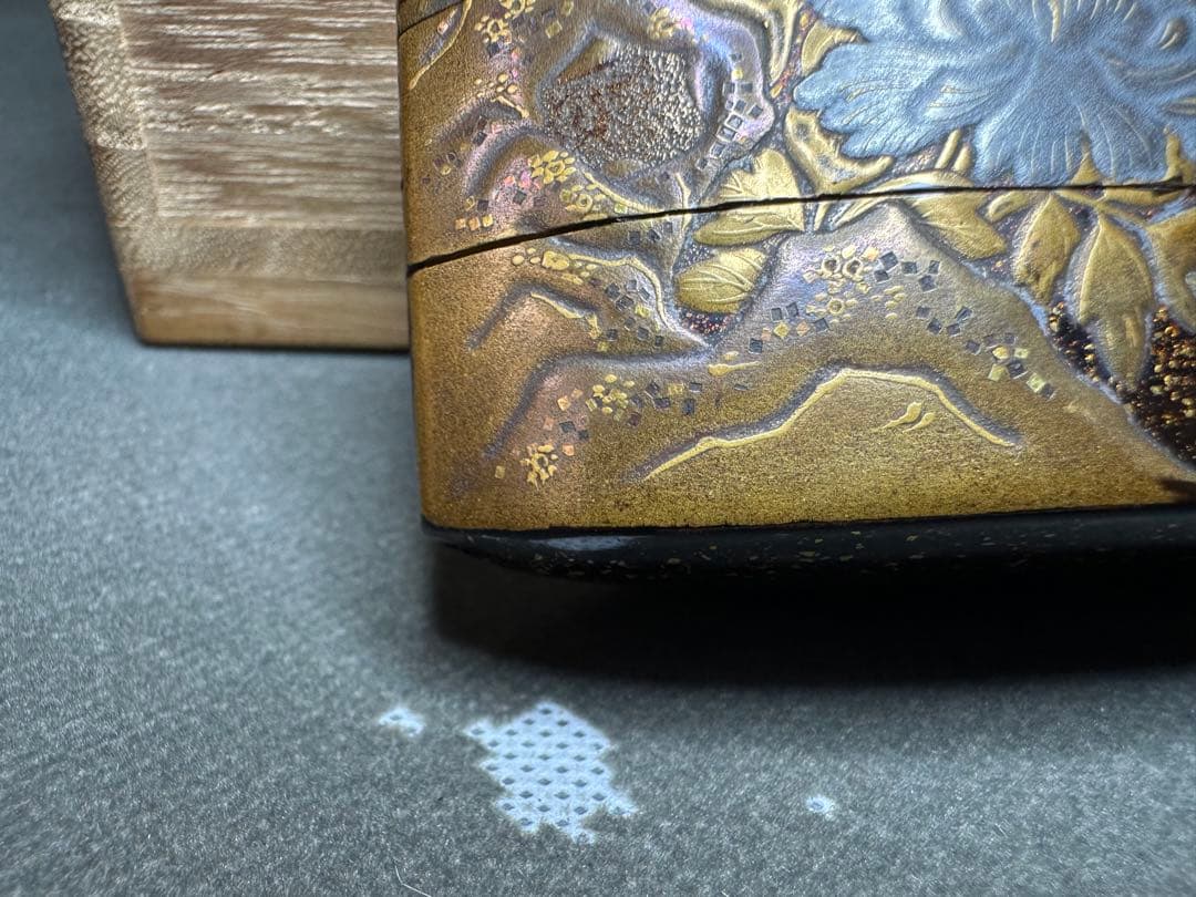 印籠　漆器　唐獅子牡丹　重箱 金色浮彫古美術品　骨董　アンティーク　彫刻 工芸品