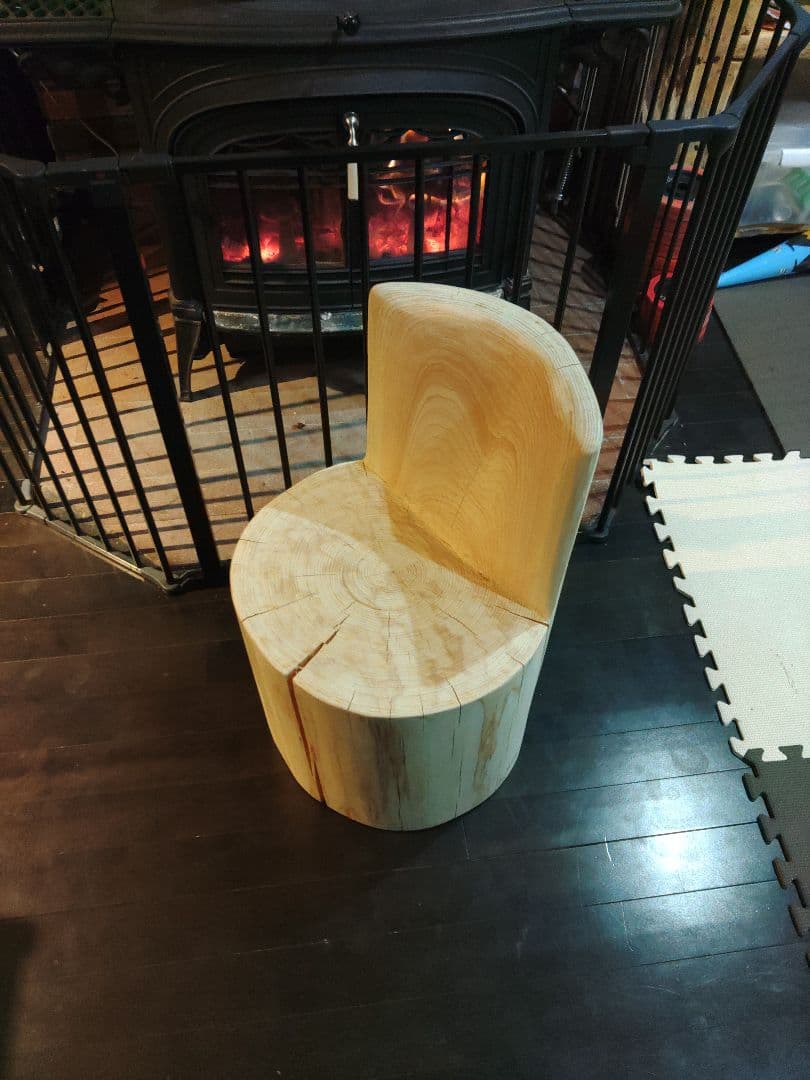 ひのきの丸太スツール背もたれ付き