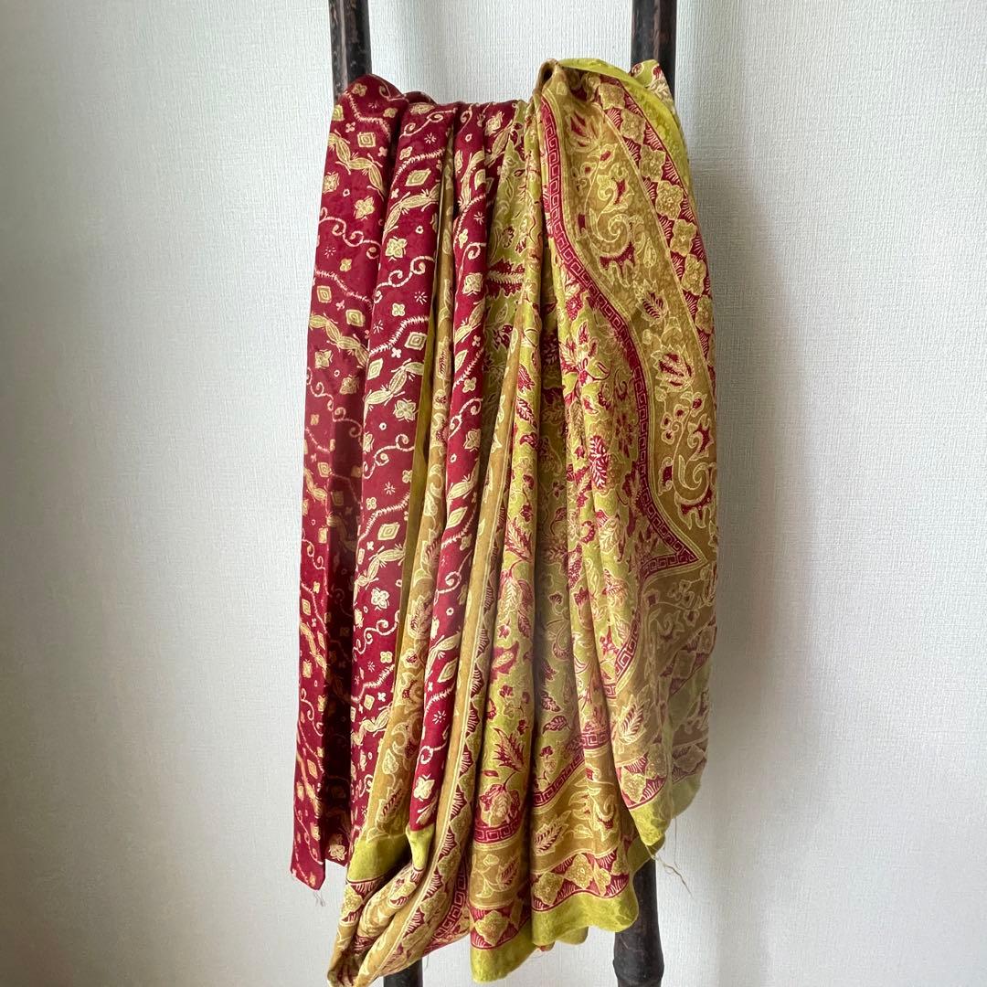 インドネシア　ジャガードシルク手描きバティック　レッド　グリーン