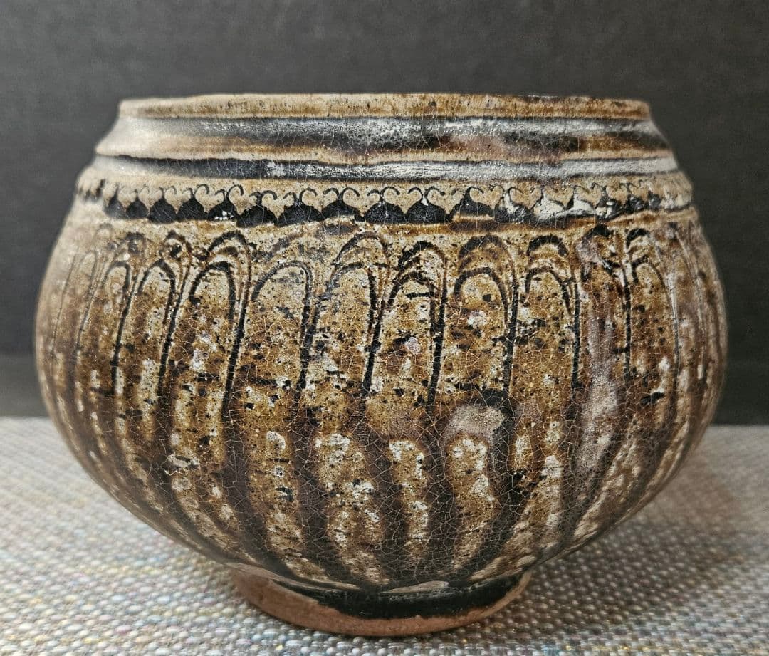 17～18世紀　東南アジア古陶磁器　安南　宋胡録　鉄釉　陰刻連弁文　ハート文　壺