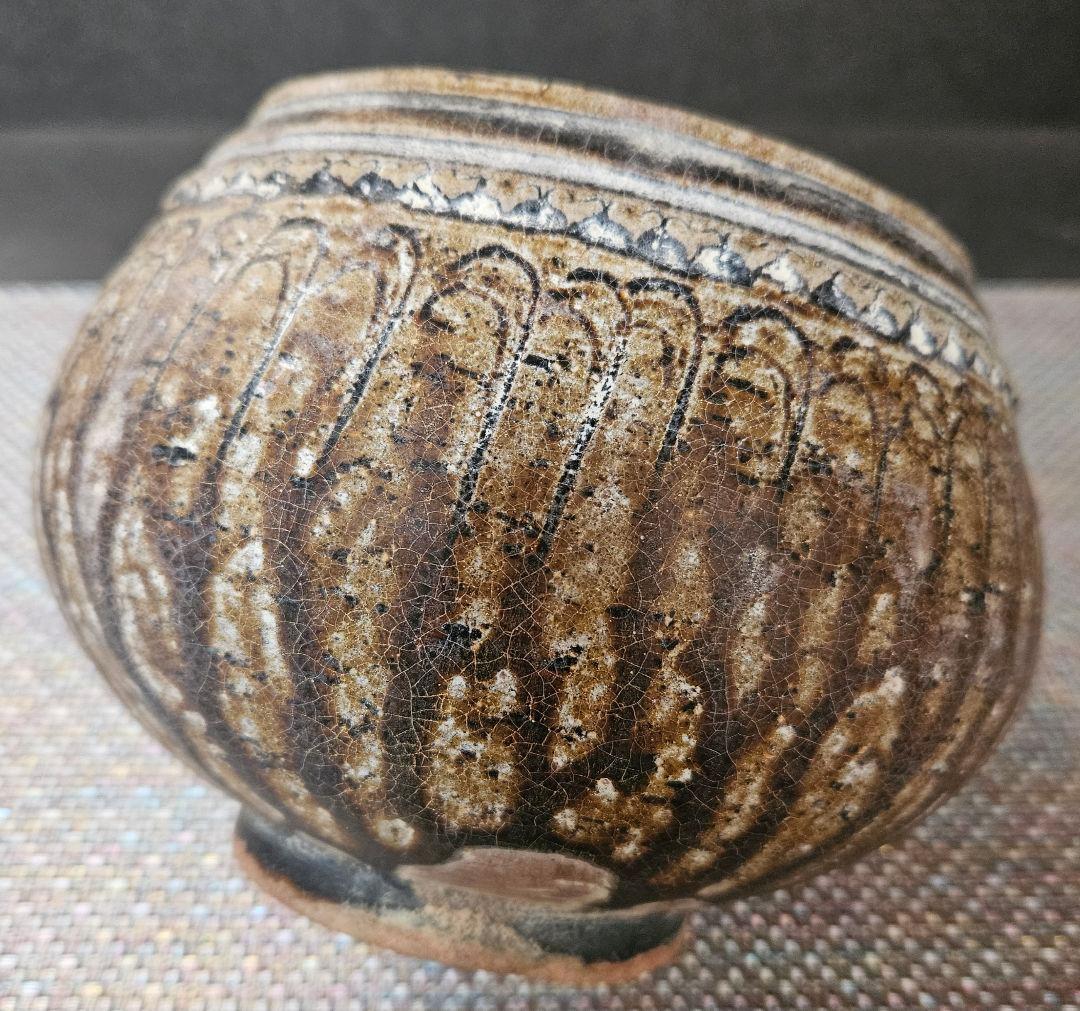 17～18世紀　東南アジア古陶磁器　安南　宋胡録　鉄釉　陰刻連弁文　ハート文　壺