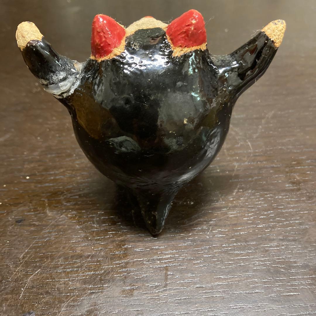 猫の形 陶器 置物 黒と赤