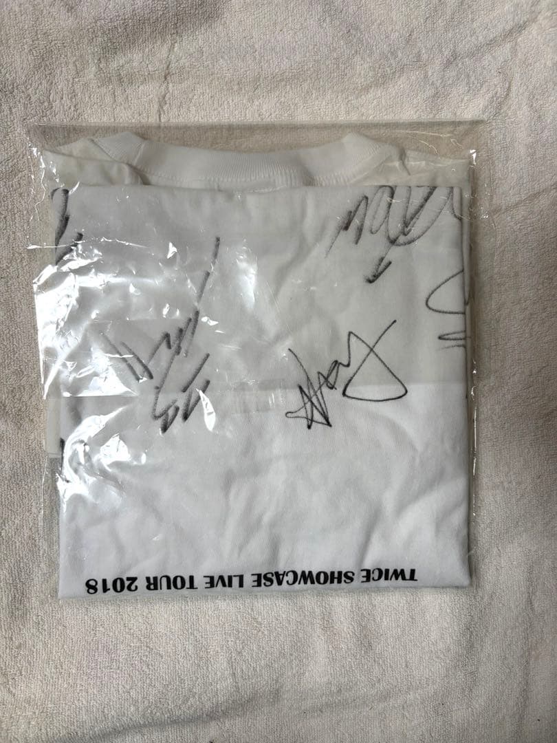 TWICE メンバー全員直筆サイン入りTシャツ