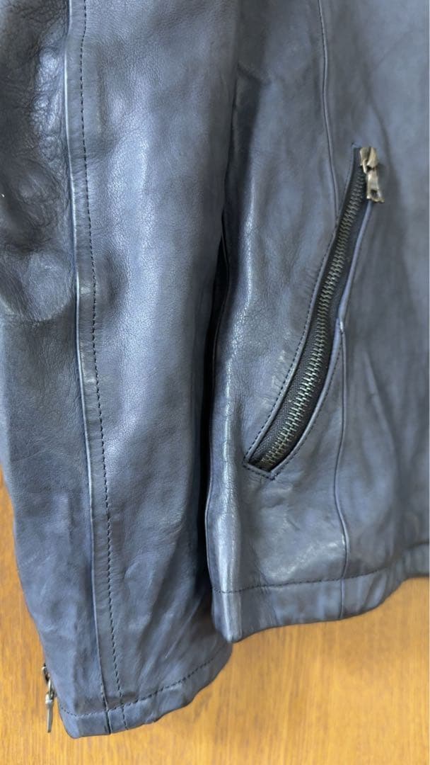 イサムカタヤマ バックラッシュ シングルレザーライダース ドイツカーフ ネイビー