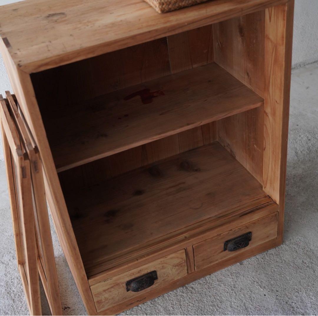 古いガラス戸棚