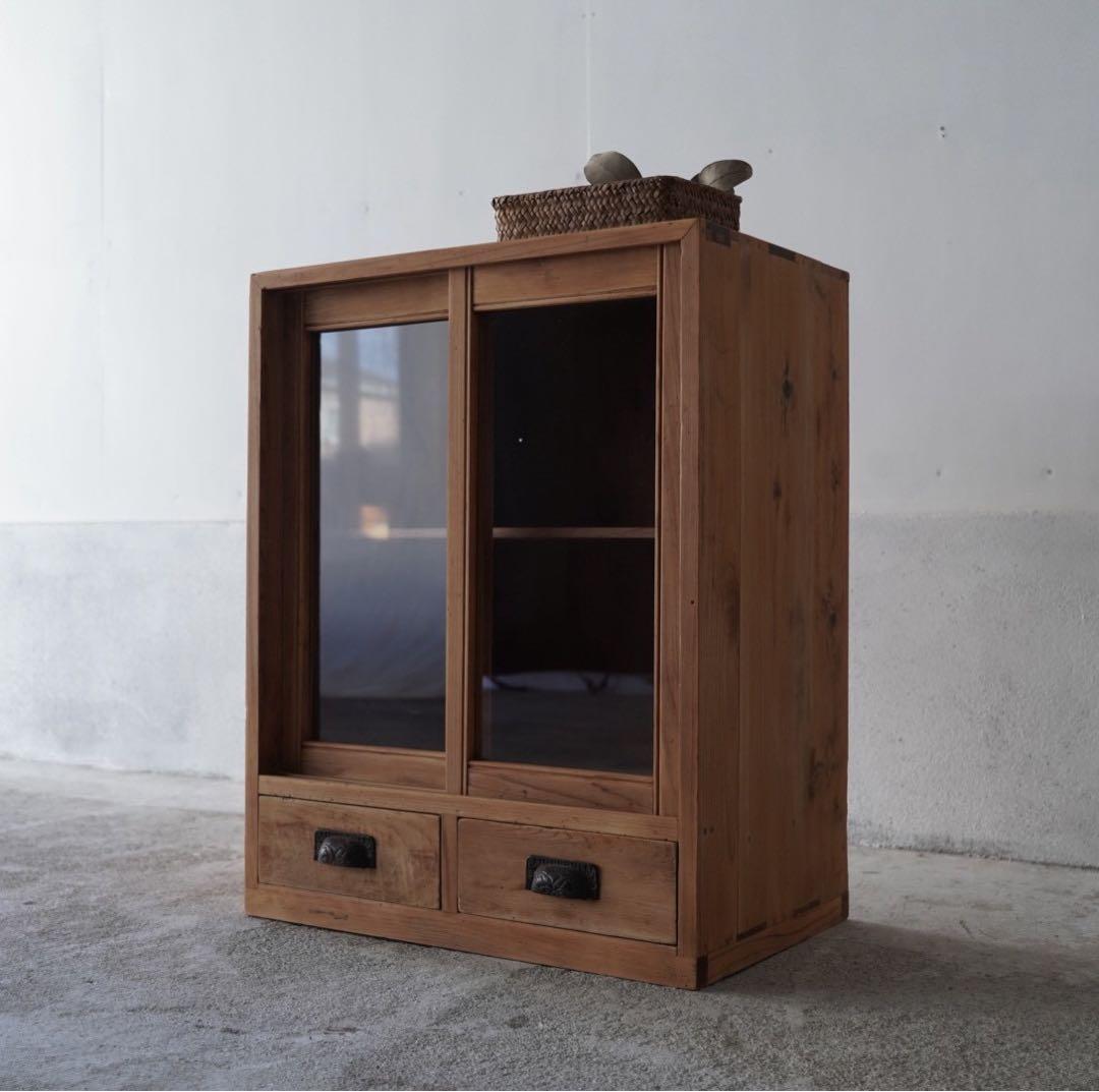 古いガラス戸棚