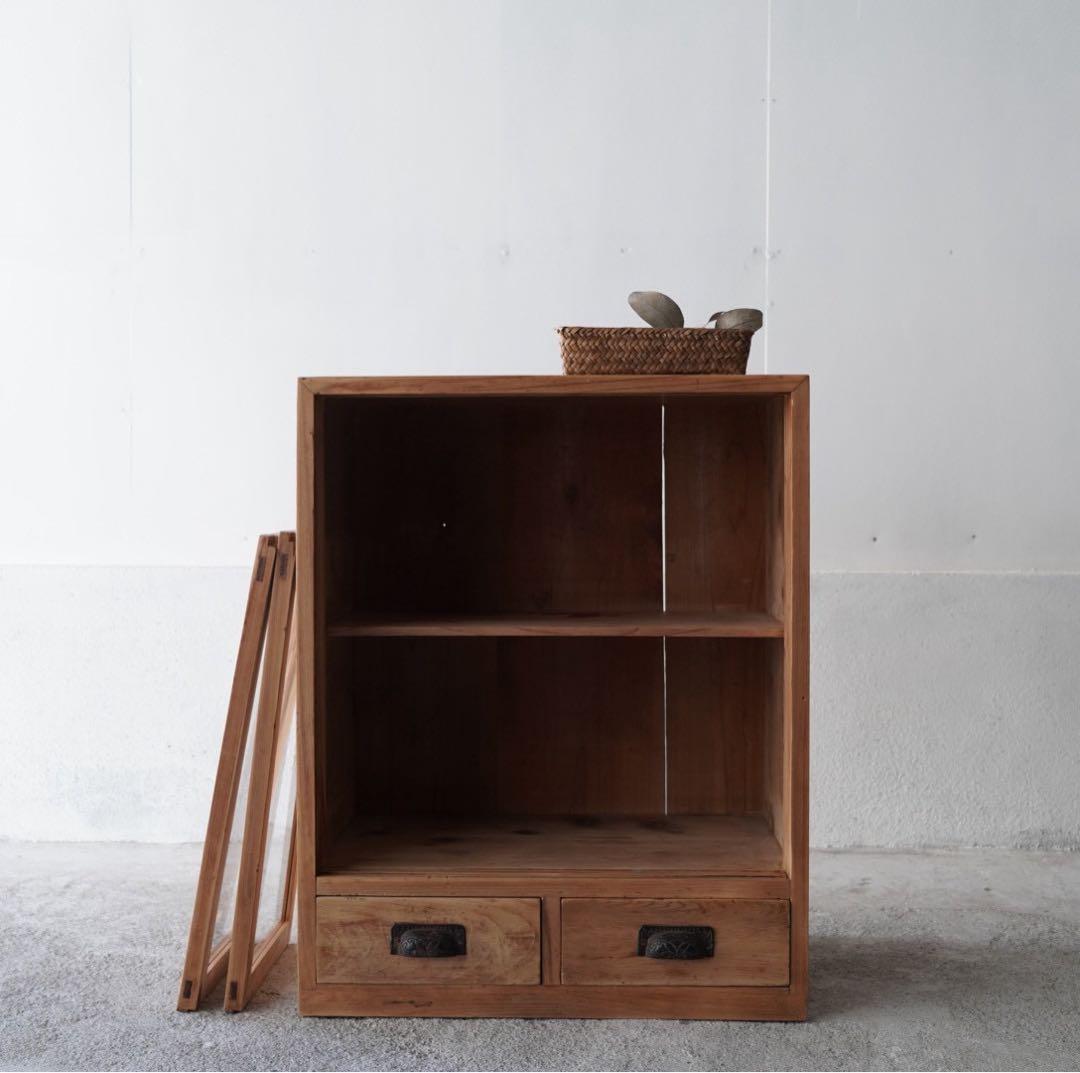 古いガラス戸棚