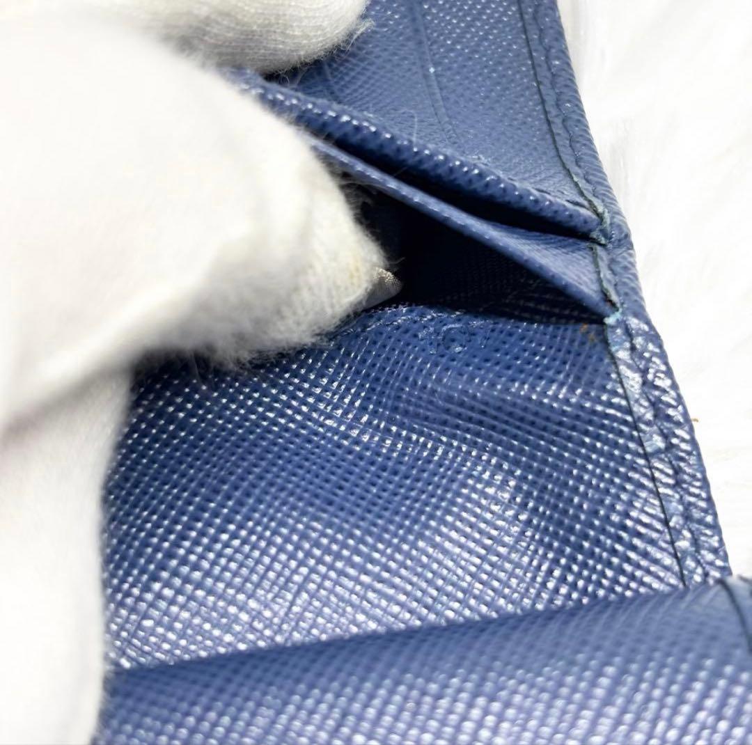 ✨美品✨ プラダ 二つ折り 財布 ゴールドロゴ サフィアーノ レザー ブルー 青