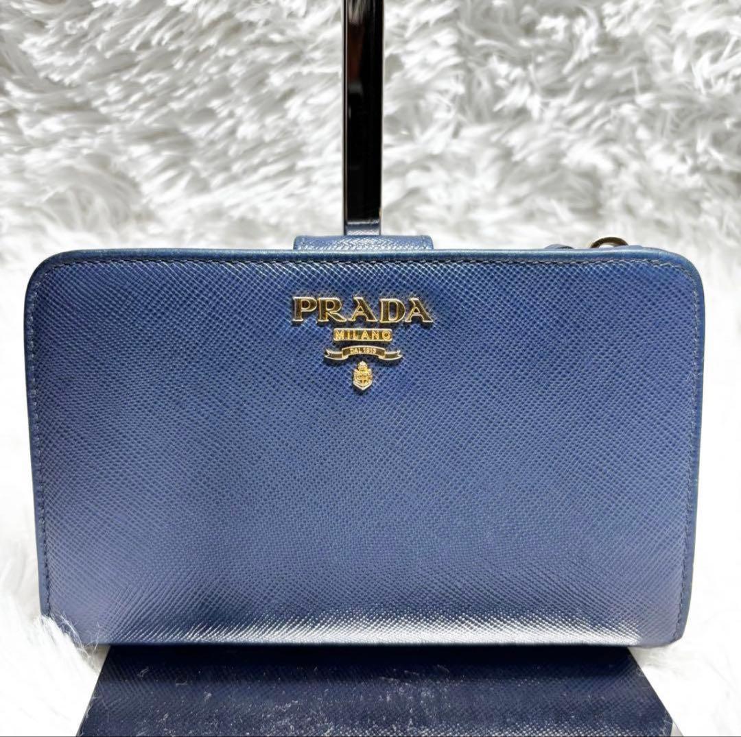 ✨美品✨ プラダ 二つ折り 財布 ゴールドロゴ サフィアーノ レザー ブルー 青