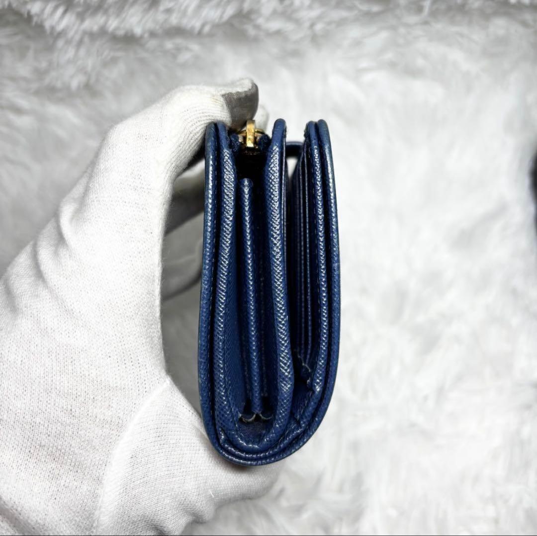 ✨美品✨ プラダ 二つ折り 財布 ゴールドロゴ サフィアーノ レザー ブルー 青
