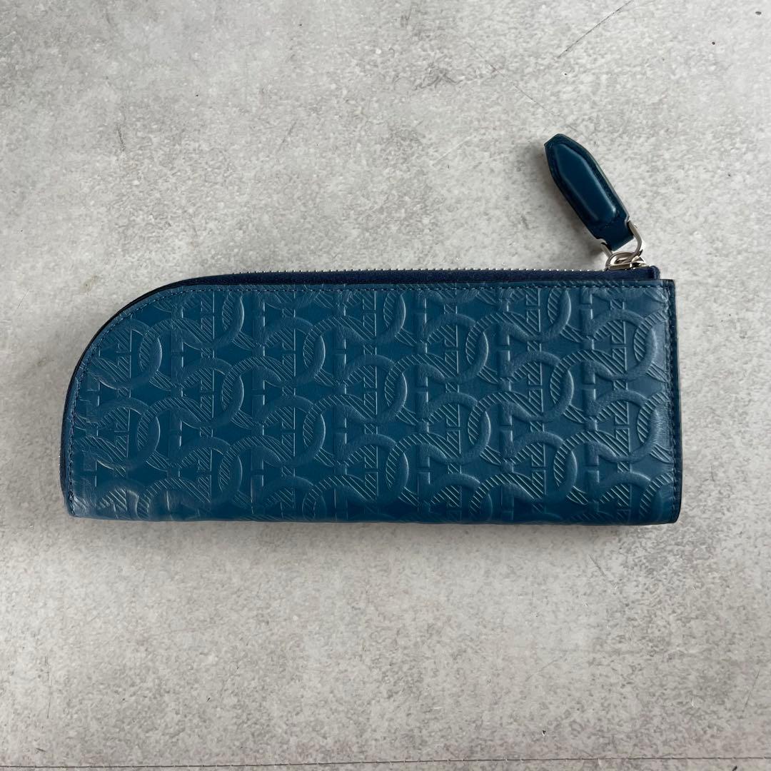 未使用級✨ サルヴァトーレフェラガモ 現行 ペンケース エンボス加工 レザー 青