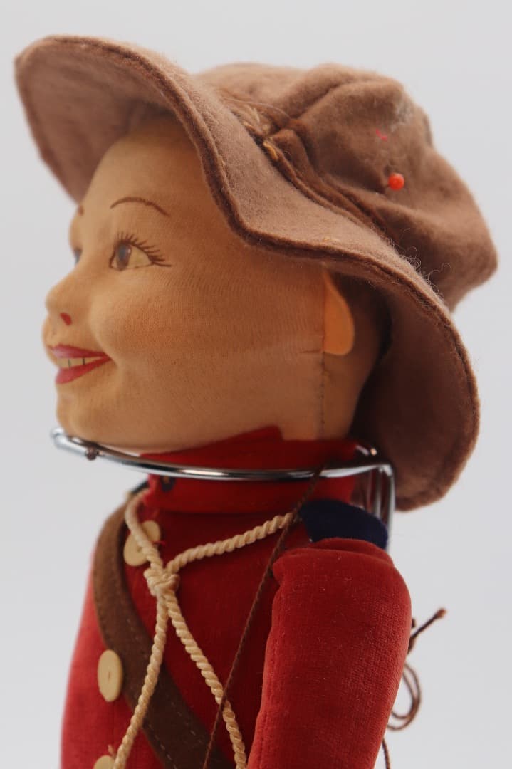 ビンテージ、ノラ・ウィリングス カナダ警察の赤い制服の布製人形 35cm