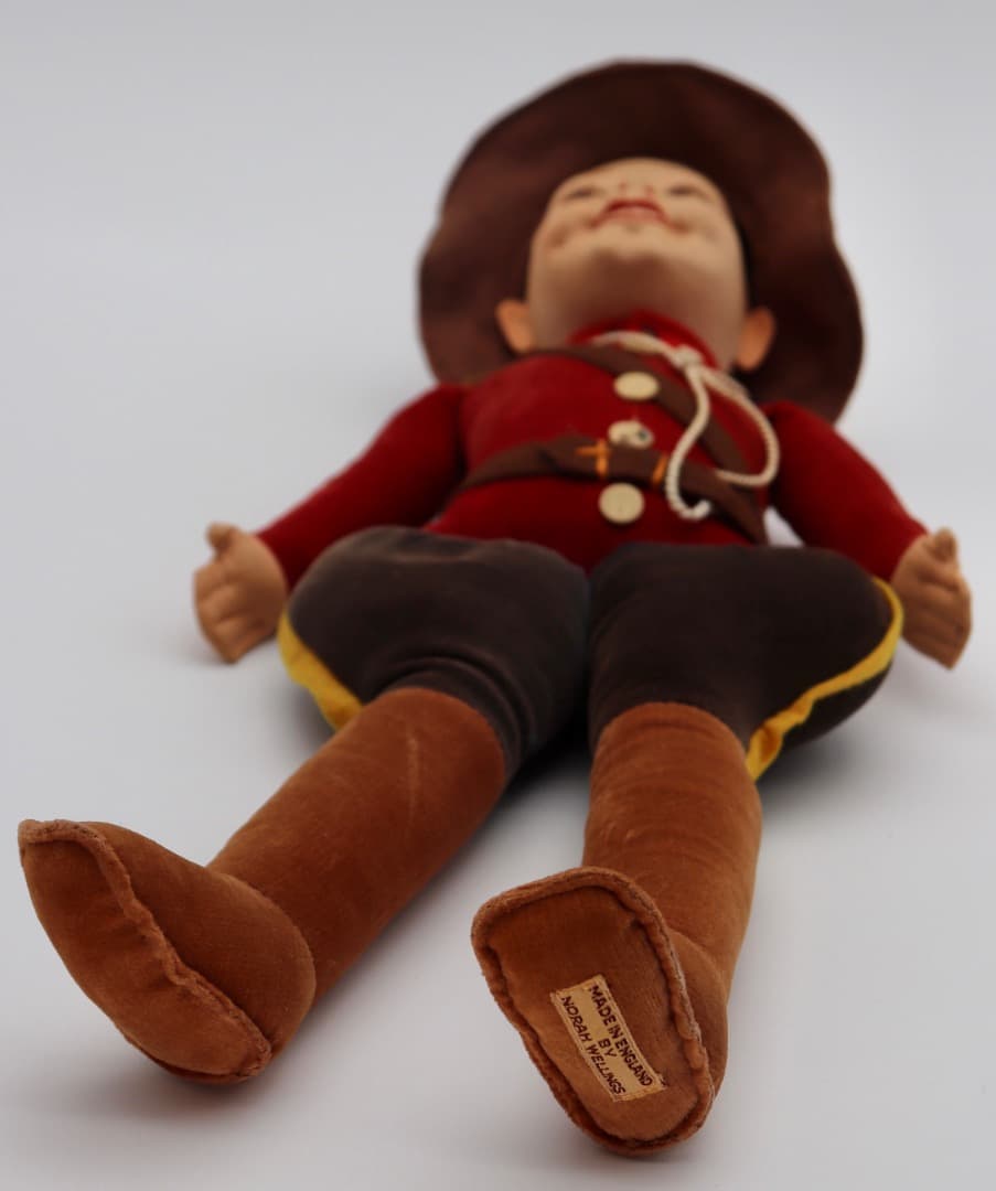 ビンテージ、ノラ・ウィリングス カナダ警察の赤い制服の布製人形 35cm