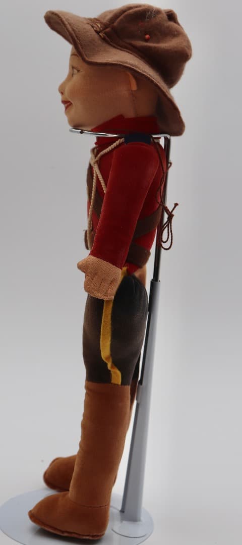 ビンテージ、ノラ・ウィリングス カナダ警察の赤い制服の布製人形 35cm