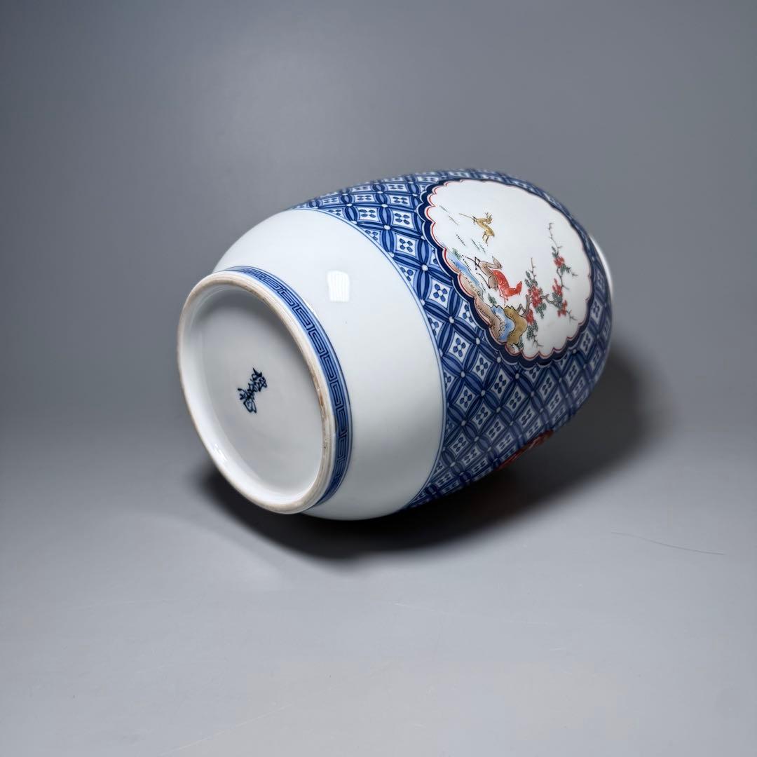 十二代　酒井田柿右衛門　錦　鹿紅葉七宝尽文花瓶　高さ25cm　国重要無形文化財