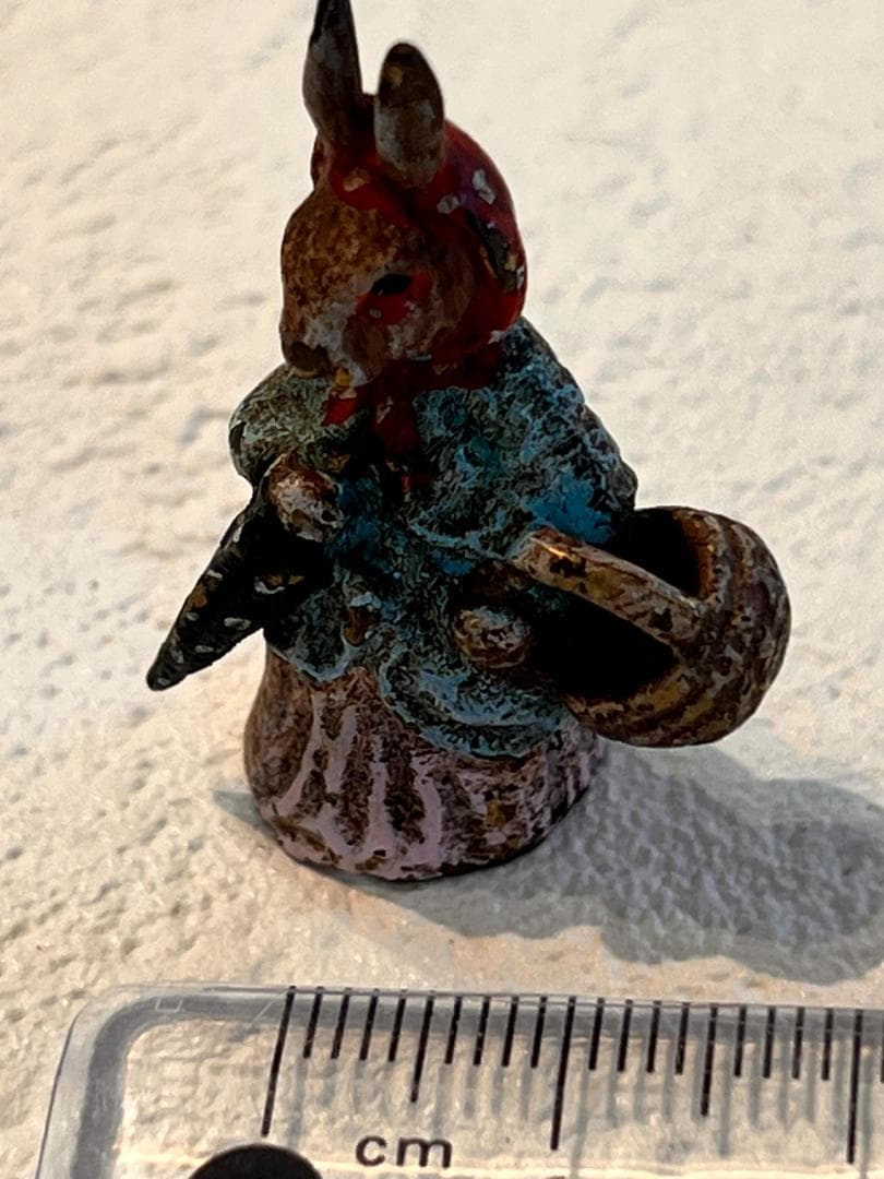 ビエナブロンズ　ミニチュアのフィギュア　　赤ずきんちゃんに化けたおおかみ