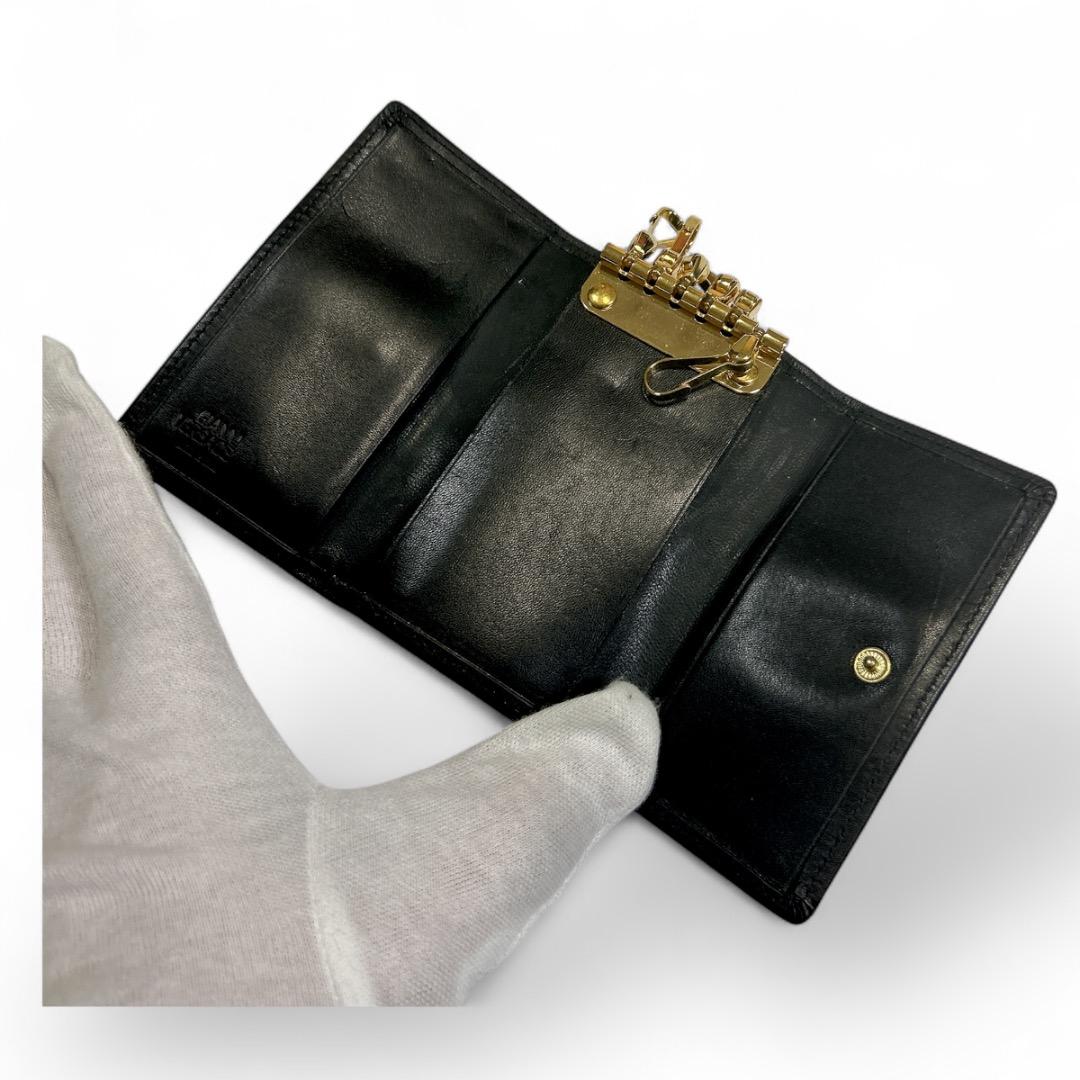 美品 ヴェルサーチ メデューサ 金具 ブラック キーケース　黒　鍵ケース