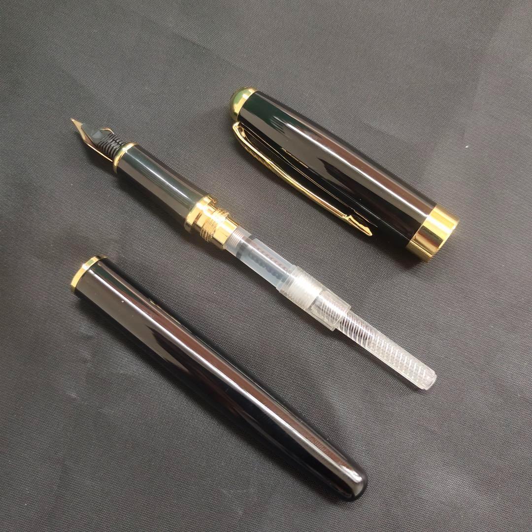 @黒い万年筆 金メッキ装飾