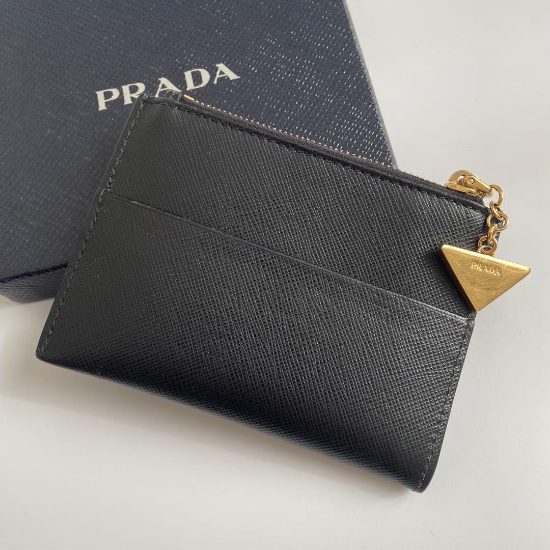 【極美品】プラダ 小銭入れ トライアングル ロゴチャーム サフィアーノレザー