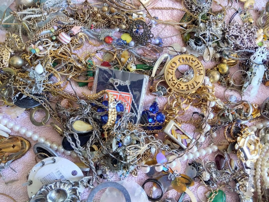 アクセサリー　まとめ売り 約４Kg 以上ジャンク品