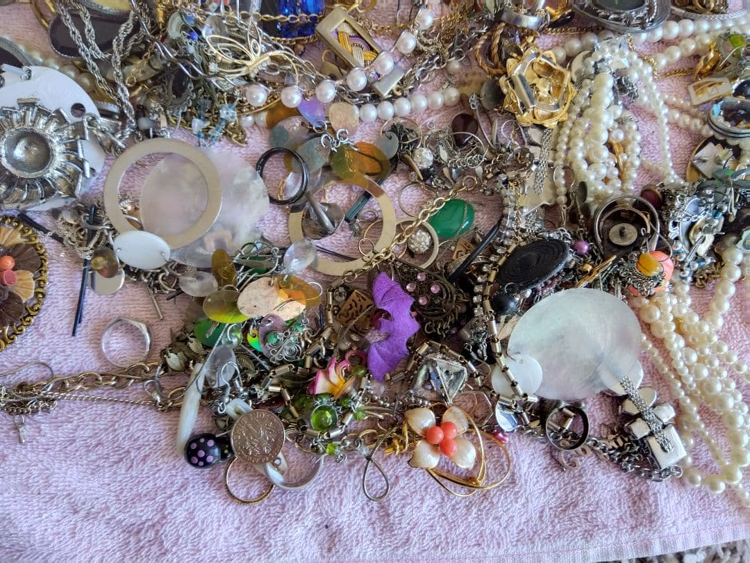 アクセサリー　まとめ売り 約４Kg 以上ジャンク品