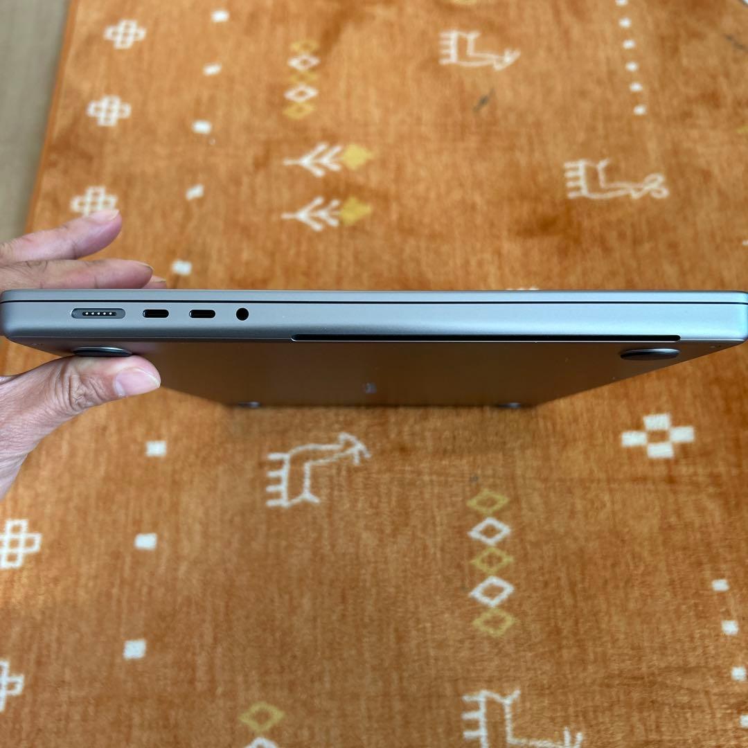 極美MacBookPro 16インチ M1 32/500GB 16コア充放電3回