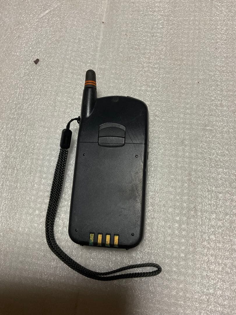 1995年製／NTT・docomo製携帯電話。形式／FJA 22Aムーバ。