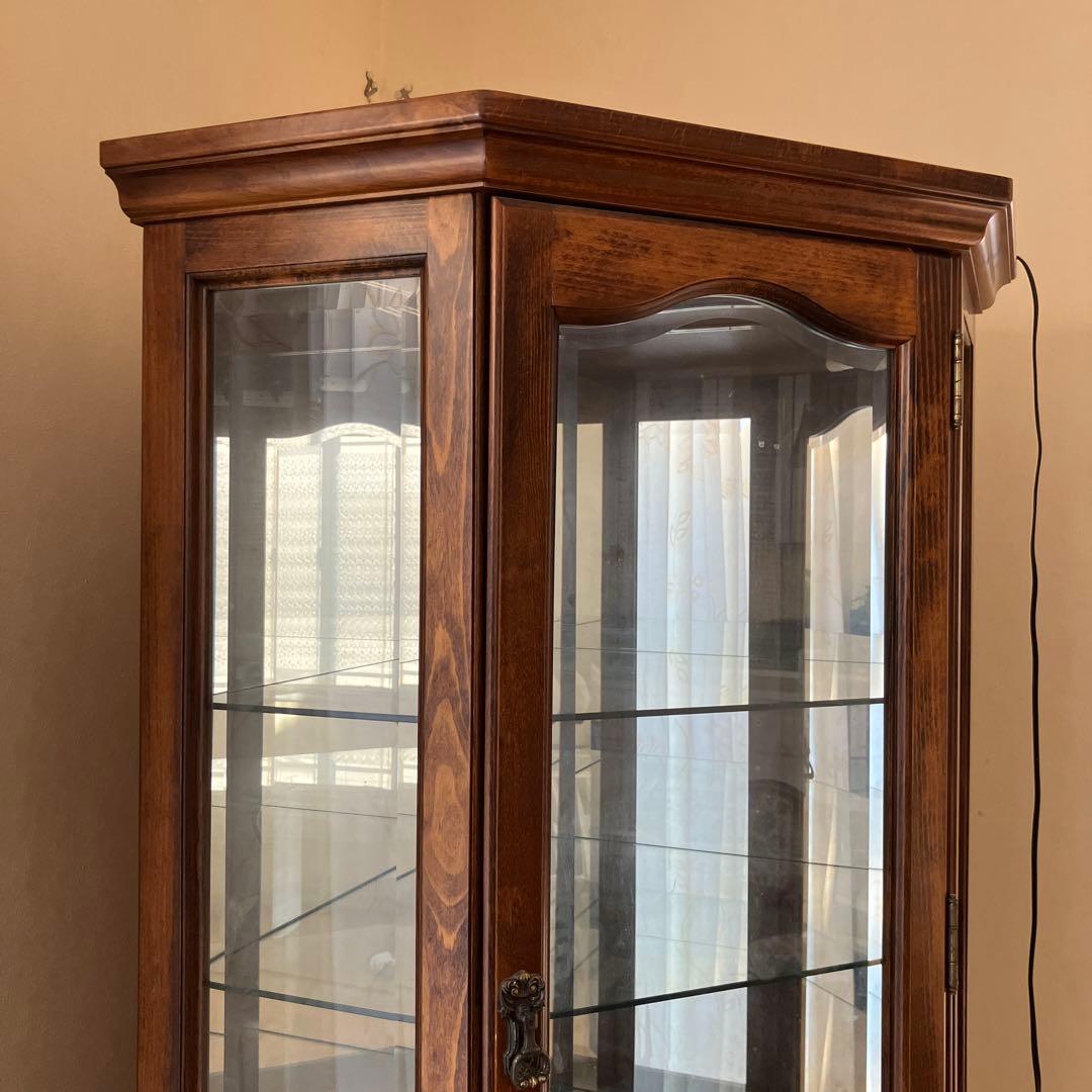 カリモクコロニアル　照明付きキュリオケース コーナーキャビネット