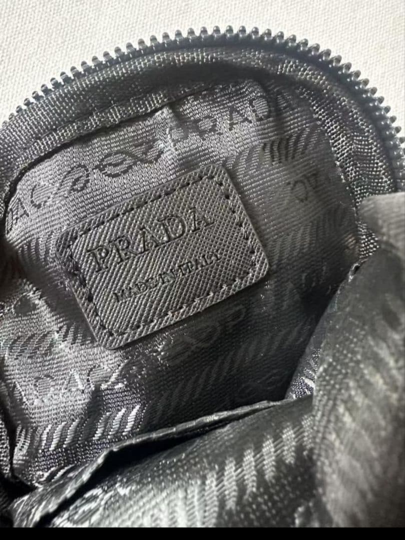 早い者勝ち PRADA スマホショルダーバッグ ブラック