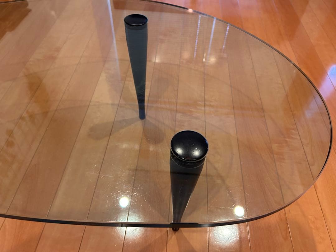 アシンメトリックガラステーブル