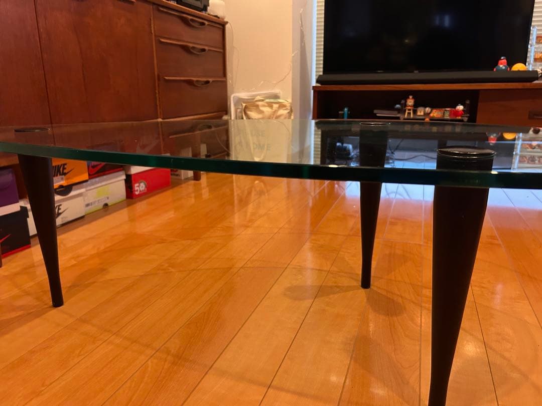 アシンメトリックガラステーブル