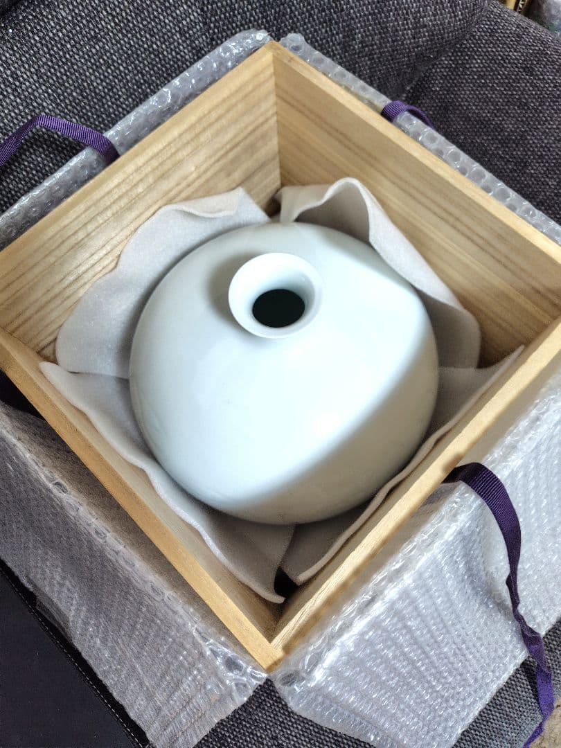 中村清六　佐賀県重要文化財保持者　白磁牡丹彫　壷　図録掲載作品　価格表50万円